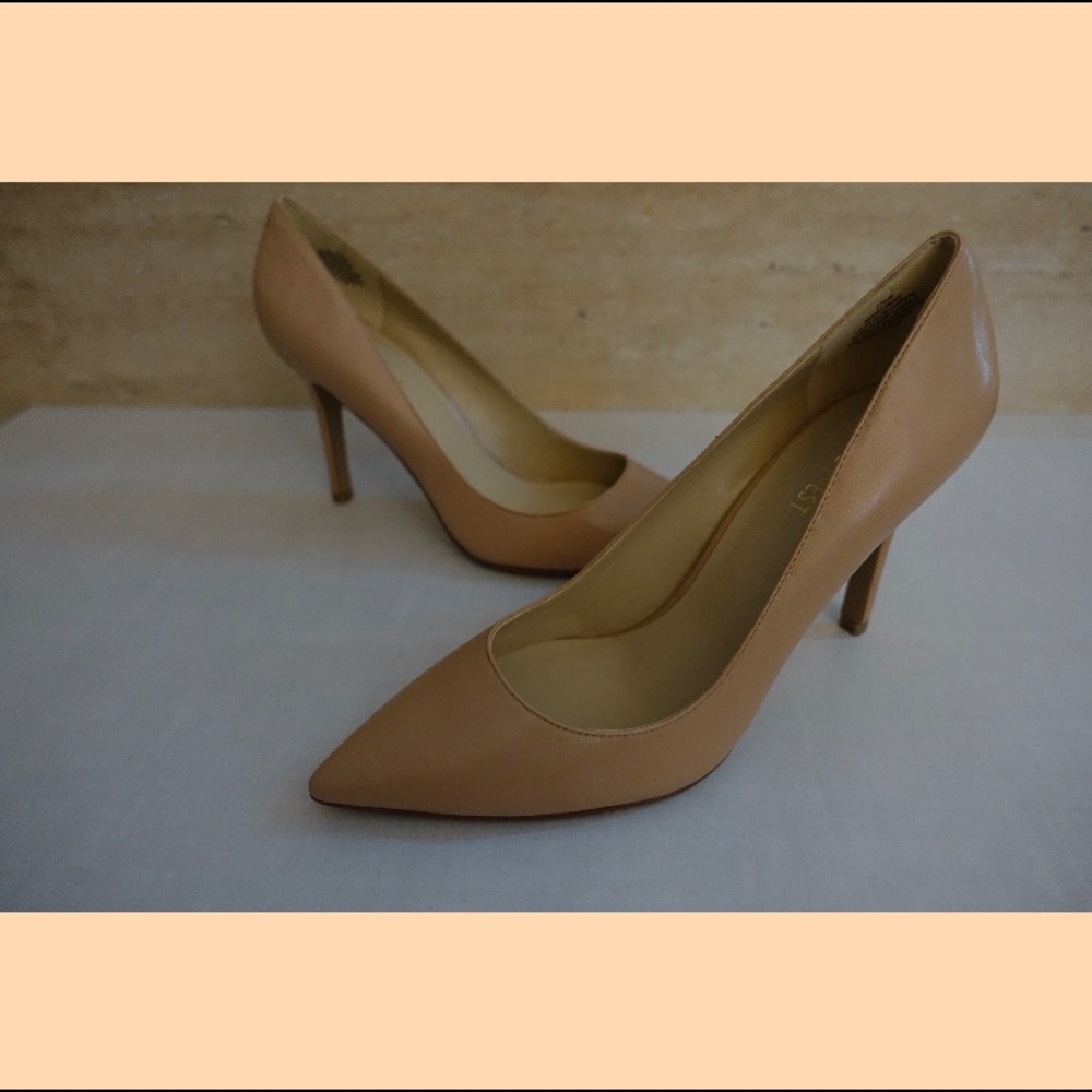 Nine West nude leather pump NWT